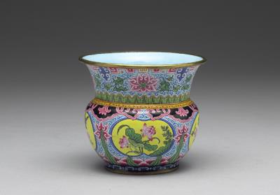 图片[3]-Copper spittoon in painted enamels with flowers of the four seasons and a blue background, Yongzheng reign (1722-1735), Qing dynasty.-China Archive